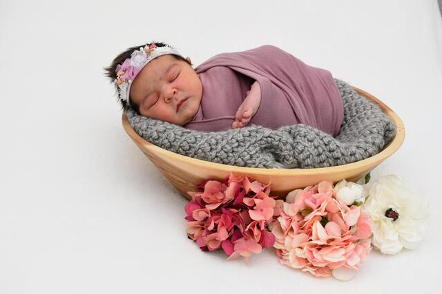 Perla Bislimi aus Weingarten kam am 02.12.2021 in der Fürst-Stirum Klinik Bruchsal zur Welt und wog bei einer Größe von 51 Zentimetern 3690 Gramm. | Foto: babysmile24.de