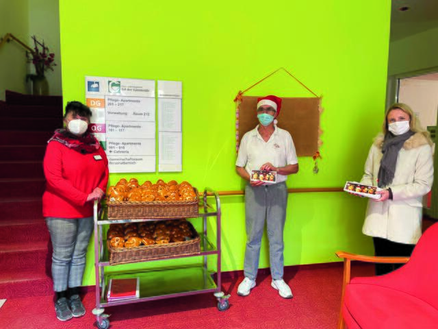 Andrea Eberle, Leitung Pflegeheim „Auf der Gänsweide“, Bäcker Dietmar Finck und die Sulzfelder Bürgermeisterin Sarina Pfründer (von links). | Foto: Sophia Stotz