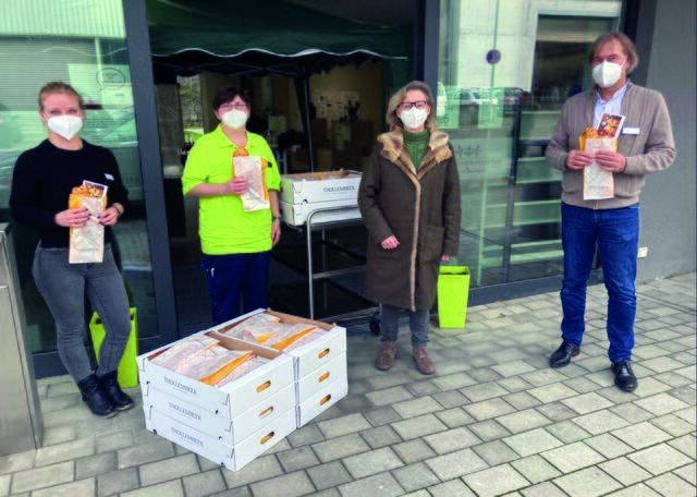 Übergabe im Evangelischen Altenpflegeheim Bretten (von links): Beate Ammann, Stellvertretende Hauswirtschaftslehrerin, Cilia Hagemann, Pflegedienstleitung, Barbara Sellin und Manfred Grich, Heimleiter.