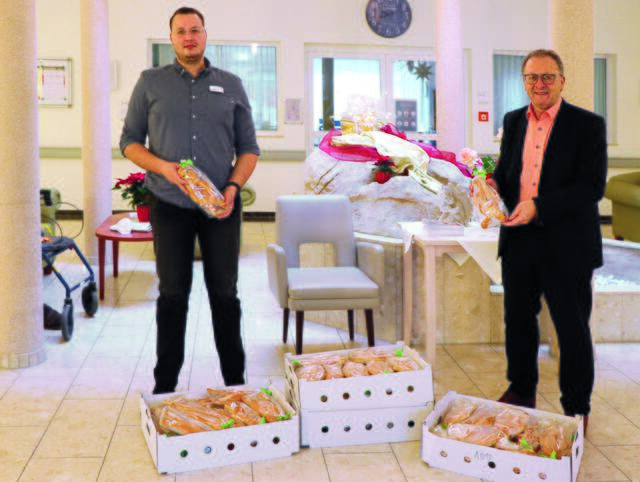 Benjamin Junker, stellvertretende Pflegedienstleitung Pflegeheim Oberderdingen, mit Bürgermeister Thomas Nowitzki (rechts).