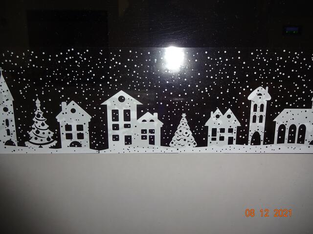 Mit einem kleinen Fenstertbild haben sich die Mitarbeiter der Intensivstation den Blick auf den Flur verziert.  | Foto: Josef Freitag