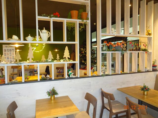 Weihnachtliche Dekoration in der Cafeteria der Rechbergklinik. | Foto: Josef Freitag