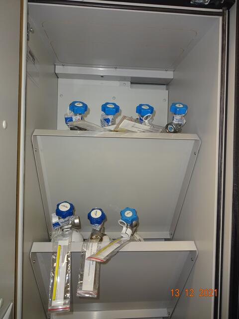 In diesem explosionssicheren Schrank liegen normalerweise zehn Sauerstoffflaschen auf Vorrat. | Foto: Josef Freitag