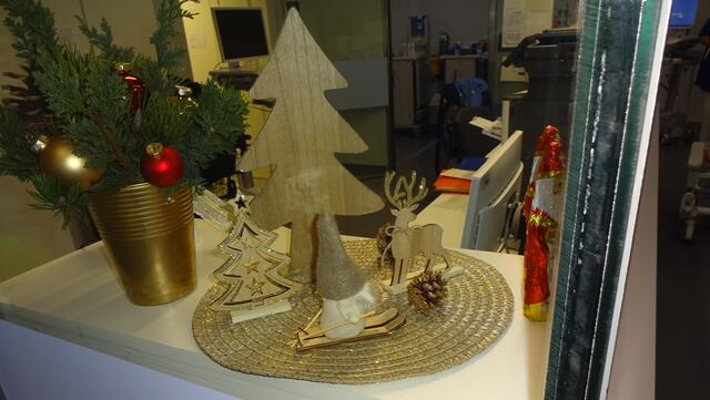 Weihnachtliche Dekoration im Schwesternstützpunkt im ersten Stock. | Foto: Josef Freitag