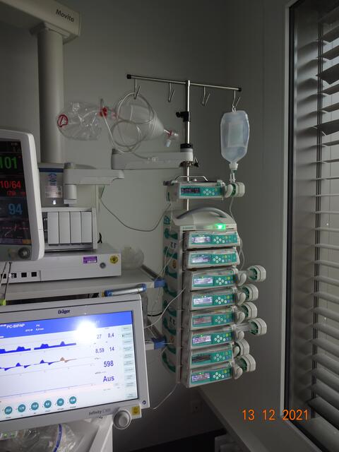 Mit der Medikamentenpumpe werden den Patienten automatisch die notwendigen Medikamente wie Schlafmittel, Schmerzmittel, Elektrolyte aber auch Insulin und weitere benötigte Medikamente verabreicht. Gerade sind von neun fünf Pumpen aktiv.  | Foto: Josef Freitag