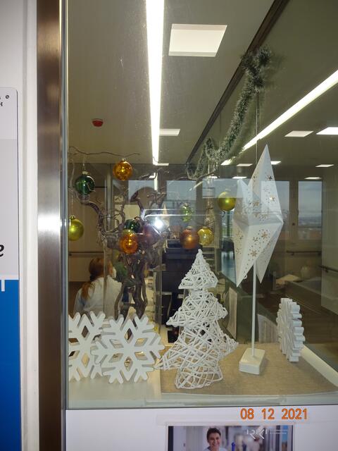 Weihnachtliche Dekoration im Schwesternstützpunkt des dritten Stocks.  | Foto: Josef Freitag