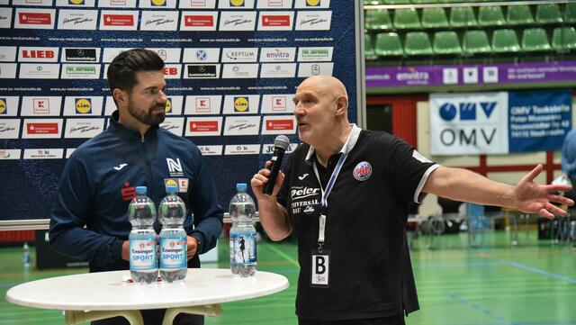 Björn Nikolaus, Hallensprecher und Moderator der Trainer-Talks after the Matches... hier mit dem gestenreichen und legendären Trainer des THC und der österreichischen Damenhandball-Nationalmannschaft (seit 2004 !!) Herbert Müller. (VITA siehe Wikipedia !!)
Fand das Spiel seltsam vom Verlauf her, vermisste den Killerinstinkt seiner Damen bei 5 Tausendprozentigen ... und fand, dass seine Mädels es versäumt hätten, rechtzeitig den Sack zuzumachen.
Sarah Wachter (Tor/SUN) sei in der ersten Halbzeit, ja das ganze Match, Weltklasse gewesen und Irene Espinola Perez habe sich seit ihrer Dortmunder Zeit enorm gesteigert, das könne man gar nicht mehr vergleichen...
Fand, dass der Sieg seines Teams verdient sei, dass es insgesamt auf beiden Seiten aber zu viele technische Fehler und Missverständnisse gegeben habe. War froh angesichts der Personalsorgen über die 2 Punkte nach der Heimpleite gegen Halle vor der WM-Pause...
FotoArchiv Merkel+Merkel
