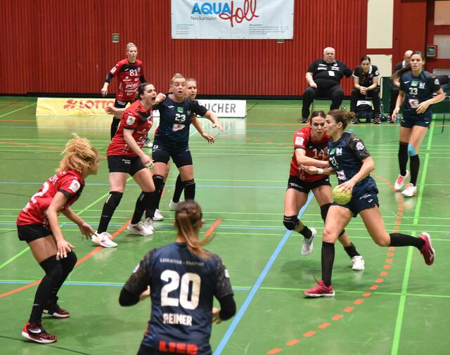 Torschützenkönigin (Feldtore) Irene Espinola Perez (SUN), vierte mit Espana bei der WM in ihrem Heimatland, marschiert hier in der ersten Hälfte, verfolgt von Anika Niederwieser(THC), in Richtung THC-Gehäuse. Markierte vier Treffer in der ersten Halbzeit...
FotoArchiv Merkel+Merkel