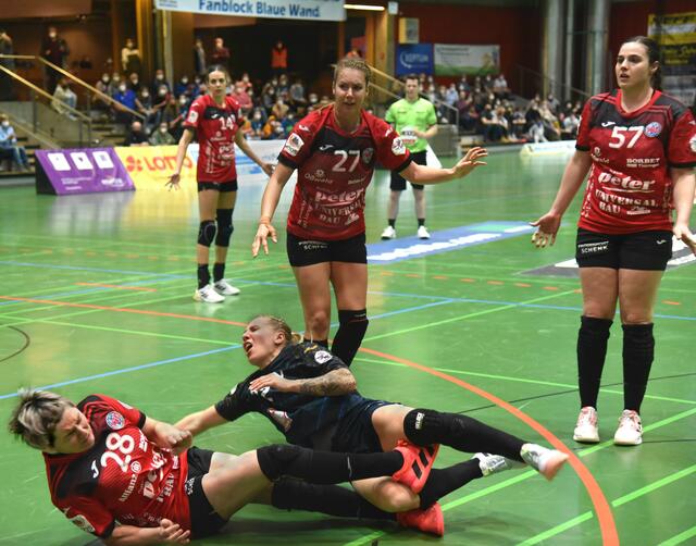 Schmerzhafter Zusammenprall zwischen Regisseurin Sophie Lütke (SUN) und Lydia Jakubisova.
FotoArchiv Merkel+Merkel