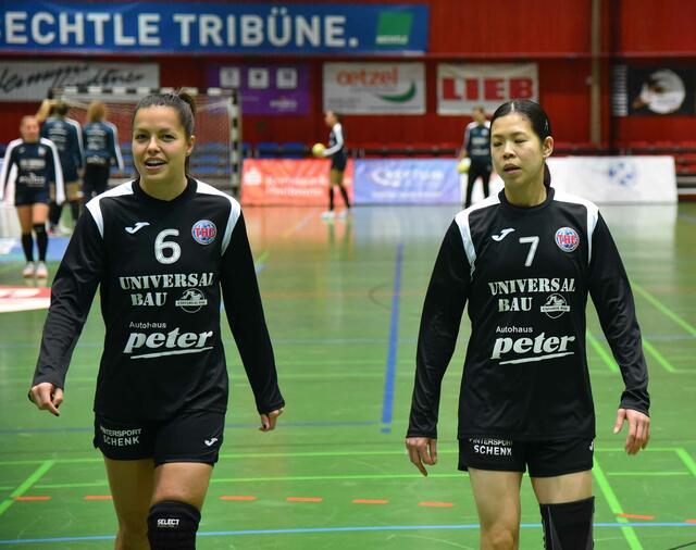 Annika Meyer (Dänemark) und Yuki Tanabe (7), die verletzt von den Olympischen Spielen zum THC stieß und aufgrund von Trainingsrückstand noch geschont wird...Linksaußen.
Miranda Schmidt-Robben (LA/Ned) musste deshalb durchspielen...
FotoArchiv Merkel+Merkel