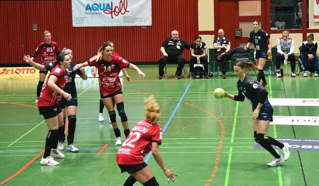 Nele Reimer (RR/RL/Z) marschiert hier via Jill Kooij, die ihr Anspiel oder ihren Durchbruch zwischen Josefine Huber und Lamprini Tsakalou erwartet...Mit der Nummer 14 beobachtet die italienische Internationale Anika Niederwieser die Szene.
FotoArchiv Merkel+Merkel