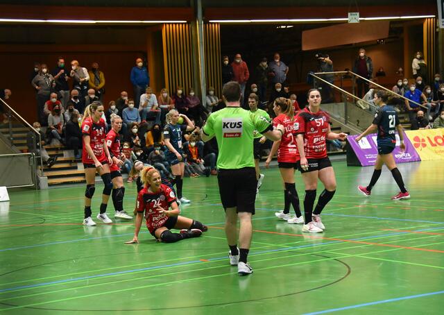 Lamprini Tsakalou vom THC ist mit der Entscheidung der Unparteiischen Lucas Hellbusch und Darnel Jansen nicht einverstanden, sie wollte ein Stürmerfoul gepfiffen haben.
FotoArchiv Merkel+Merkel 