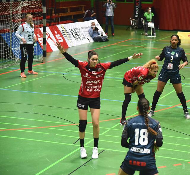 Dominika Zachova (8/RA), die tschechische Internationale versucht das potentielle Abspiel Johanna Stockschläders (18/blue) zu verhindern, Lamprini Tsakalou wirkt angeschlagen und Sharon Nooitmeer hinter ihr hofft auf einen Querpass...Im Tor Laura Kuske (THC) in Erwartung der Dinge...
FotoArchiv Merkel+Merkel