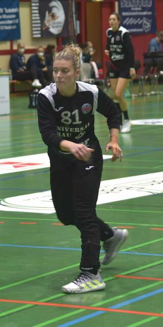 Altmeisterin Miranda Schmidt-Robben (35 Lenze jung), die schon mit ihrer Karriere (Vipers 2020) definitiv abgeschlossen hatte, und von Trainerfuchs Herbert Müller zu einem weiteren Comeback überredet werden konnte.
Spielte durch, da Yuki Tanabe und Kim Braun aus längeren Verletzungszeiten erst zurückkommen und noch nicht bei 100 Prozent sind...
FotoArchiv Merkel+Merkel