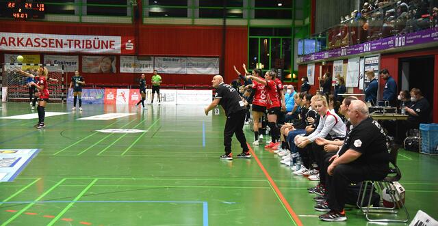 Es dräut ein empty goal...Trainer Müller will den Flug des Balles im Sinne seines Teams beeinflussen...steht illegaler Weise auf dem Feld...hatte schon die Gelbe Karte für einen Einwechselfehler quittiert...und die SUN-Fans der Obertribüne danach in permanente gegen sich...
FotoArchiv Merkel+Merkel