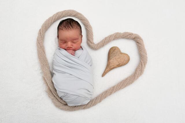 Liam Atilla Özogul aus Bruchsal kam am 26.12.2021 in der Fürst-Stirum Klinik Bruchsal zur Welt und wog bei einer Größe von 53 Zentimetern 3160 Gramm. | Foto: babysmile24.de