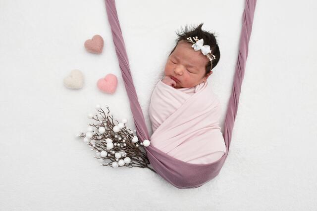 Izabella Varadi aus Bruchsal kam am 27.12.2021 in der Fürst-Stirum Klinik Bruchsal zur Welt und wog bei einer Größe von 54 Zentimetern 3550 Gramm. | Foto: babysmile24.de