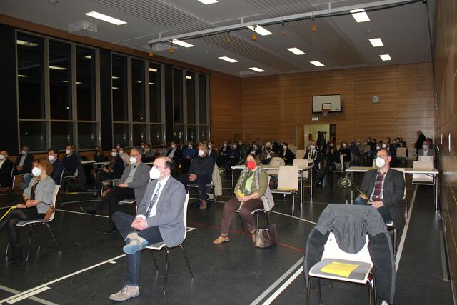 Die Gemeinderatssitzung fand unter 3G-Regeln in der Weissachtalhalle in Freudenstein statt.  | Foto: ger