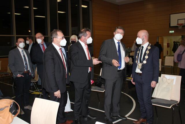 Viele Kollegen aus den Nachbargemeinden gratulierten dem frisch gebackenen Bürgermeister Alexander Kozel (rechts). Hier Martin Wolff aus Bretten, Andreas Felchle aus Maulbronn und Thomas Nowitzki aus Oberderdingen (von rechts). | Foto: ger