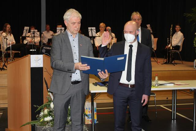 Die Verpflichtung für das Amt des Bürgermeisters führte Martin Reinhardt (links), CDU-Stadtrat und erster stellvertretender Bürgermeister, durch. | Foto: ger