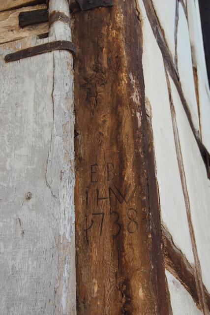 Die Bauinschrift von 1738 am Eckständer der Eichen-Fachwerkkonstruktion | Foto: Foto C. Retsch