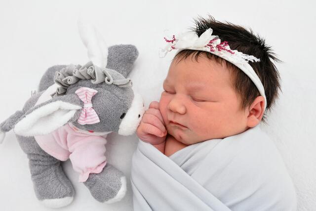 Stella Maria Hammer aus Östringen kam am 10.02.2022 in der Fürst-Stirum Klinik Bruchsal zur Welt und wog bei einer Größe von 52 Zentimetern 3910 Gramm. | Foto: babysmile24.de
