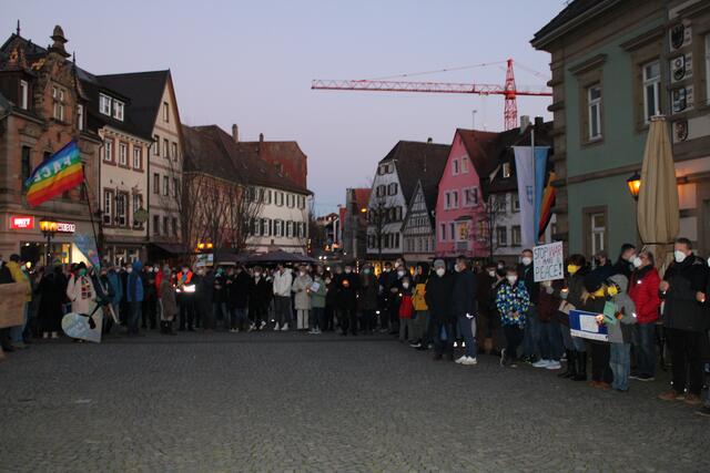 Rund 300 Menschen versammelten sich zu einer Mahnwache auf dem Brettener Marktplatz. | Foto: Carolyn Veit