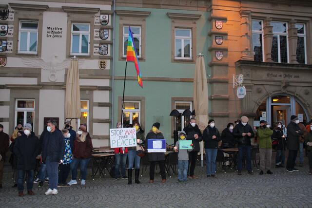 Rund 300 Menschen versammelten sich zu einer Mahnwache auf dem Brettener Marktplatz. | Foto: Carolyn Veit