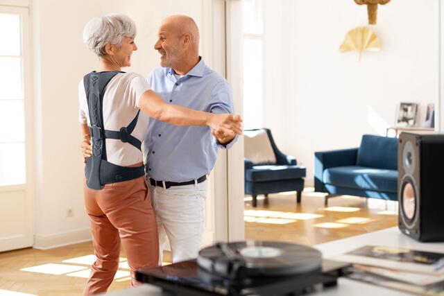 Je weniger Patienten ein Hilfsmittel wie eine Rückenorthese spüren, desto lieber wenden sie es an. Foto: djd-k/medi | Foto: djd-k/medi