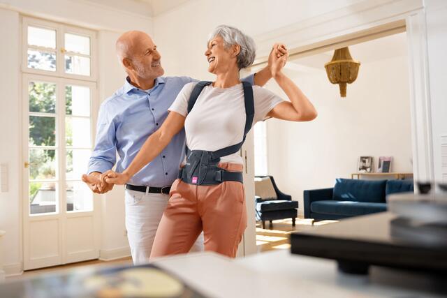 Für besonderen Tragekomfort sorgen das Pivot-Gelenk der Orthese sowie das aufrichtende Gurtsystem. Foto: djd-k/medi