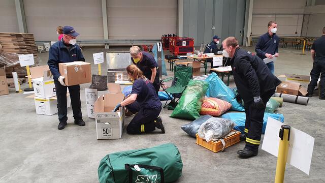  
Gemeinsam sammeln, verpacken und beschriften Mitarbeiter des Landratsamtes, der Feuerwehren und freiwillige Helfer Hilfsgüter, die am Freitag als Teil einer Spendenaktion an die ukrainische Grenzen gefahren werden. | Foto: kn