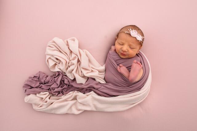 Freya Elisabeth Schinkel aus Bruchsal kam am 18.03.2022 in der Fürst-Stirum Klinik Bruchsal zur Welt und wog bei einer Größe von 49 Zentimetern 2730 Gramm. | Foto: babysmile24.de