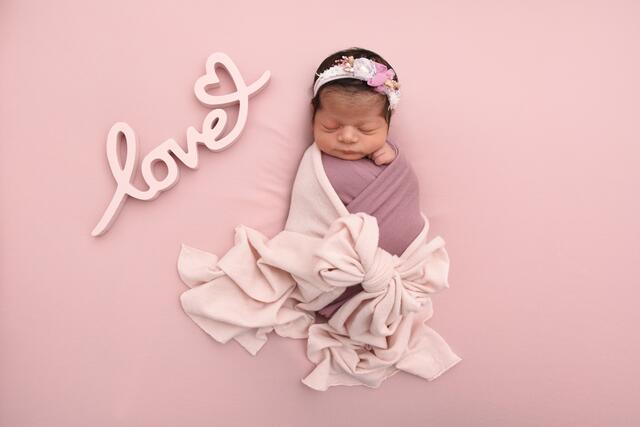 Mila Alpgiray aus Bretten kam am 21.03.2022 in der Fürst-Stirum Klinik Bruchsal zur Welt und wog bei einer Größe von 51 Zentimetern 3510 Gramm. | Foto: babysmile24.de