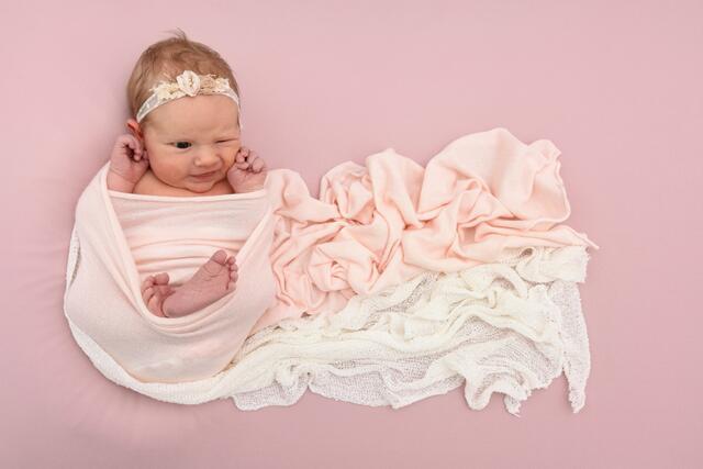 Darina Reger aus Weingarten kam am 21.03.2022 in der Fürst-Stirum Klinik Bruchsal zur Welt und wog bei einer Größe von 54 Zentimetern 3850 Gramm. | Foto: babysmile24.de