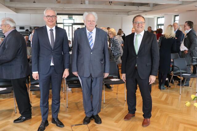 Das „Geburtstagskind“ Erwin Breitinger (Mitte) mit Landrat Christoph Schnaudigel (links) und Bürgermeister Thomas Nowitzki. | Foto: Barbara Lohner