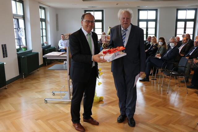 Als Geschenk der Gemeinde erhielt Breitinger zum Geburtstag einen Holzstich aus der Zeit um 1890. | Foto: Barbara Lohner