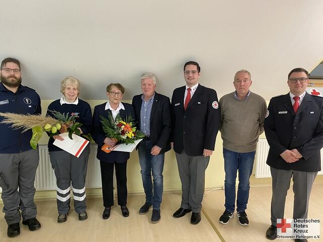 Zahlreiche Ehrungen gab es aus der Hand von DRK-Kreisgeschäftsführer Jörg Biermann (Mitte).