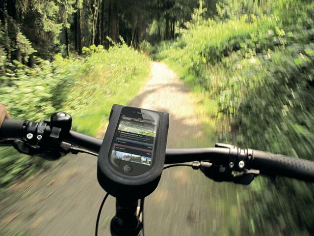 Speziell für das Fahrrad entwickelte, wasserdicht verschweißte Schutzhüllen lassen sich mittels Klickfix sicher und bequem am Lenker anbringen. Foto: Rixen &amp; Kaul GmbH/akz-o | Foto: Rixen &amp; Kaul GmbH/akz-o