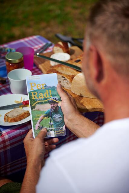 Die Radkarte "Per Rad" stellt 33 kurzweilige Touren und elf Fernradwege vor und enthält viele Tipps für ein perfektes Raderlebnis im Land der 1000 Hügel. Foto: djd/Kraichgau Stromberg Tourismus/Christian Ernst | Foto: djd/Kraichgau Stromberg Tourismus/Christian Ernst