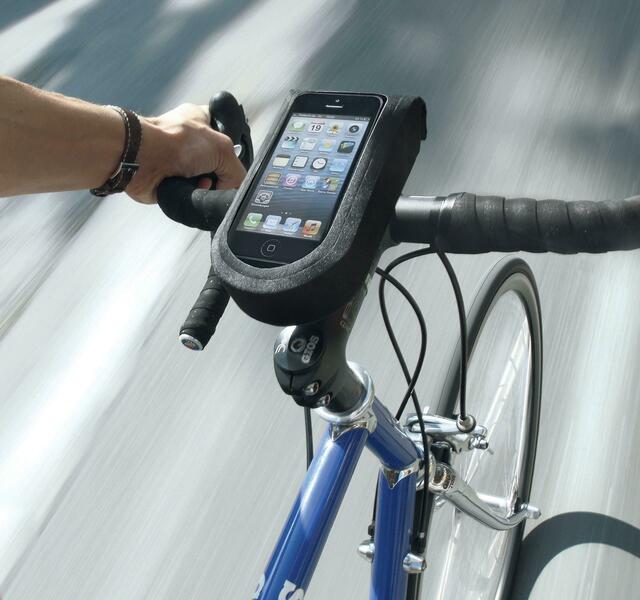 Speziell für das Fahrrad entwickelte, wasserdicht verschweißte Schutzhüllen lassen sich mittels Klickfix sicher und bequem am Lenker anbringen. Foto: Rixen &amp; Kaul GmbH/akz-o | Foto: Rixen &amp; Kaul GmbH/akz-o