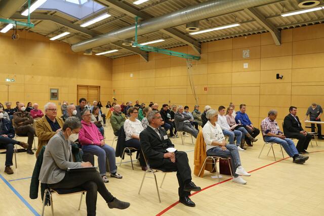 Rund 60 Bürgerinnen und Bürger verfolgten die Vorstellung der Kandidaten in der Büchighalle Göbrichen. | Foto: ger