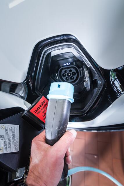 Wer elektrisch tankt, schont das Klima und kann über sein Autohaus eine zusätzliche Prämie beantragen. Foto: djd/Kfzgewerbe/ProMotor/Timo Volz | Foto: djd/Kfzgewerbe/ProMotor/Timo Volz