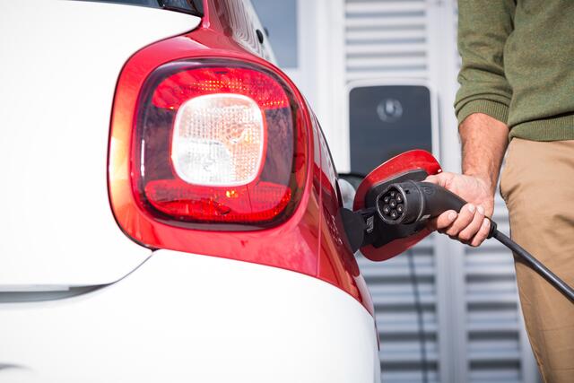 Strom tanken und Prämie kassieren: Der Treibhausgas-Quotenhandel macht das für jeden Fahrer eines rein batterieelektrisch betriebenen Autos möglich. Foto: djd/Kfzgewerbe/ProMotor/Timo Volz
| Foto: djd/Kfzgewerbe/ProMotor/Timo Volz