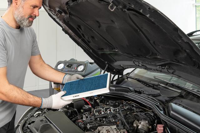Ein neuer Innenraumfilter sorgt auch an heißen Tagen für gesunde Bedingungen im Fahrzeuginneren. Foto: djd/Robert Bosch GmbH | Foto: djd/Robert Bosch GmbH