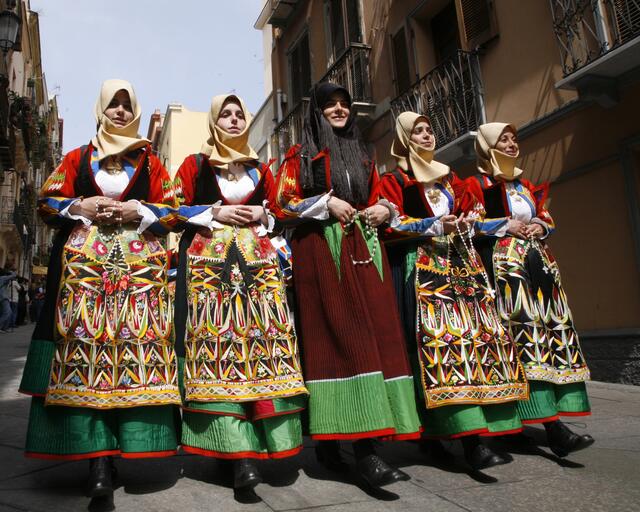 Religiöse Feste auf Sardinien gehen oft mit einem großen bunten Volksfest einher | Foto: Assessorato Turismo Sardegna