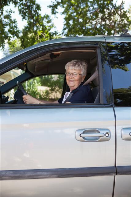 txn. Ein eigenes Auto bedeutet Mobilität und Selbstständigkeit. Doch wenn Reaktionszeit und Sehvermögen im Alter nachlassen, ist es für Senioren ratsam, die eigene Fahrtüchtigkeit regelmäßig zu überprüfen. txn-Foto: dolgachov/123rf/Itzehoer Versicherungen