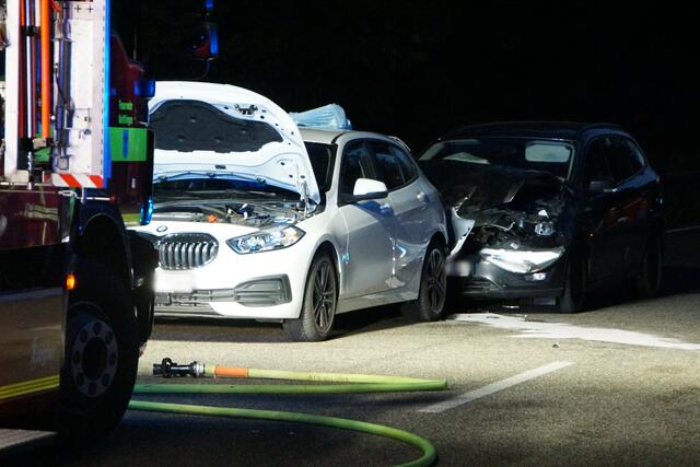 Bei einem Verkehrsunfall sind am Sonntagabend, 15. Mai, auf der B35 bei Knittlingen vier Personen leicht verletzt worden.