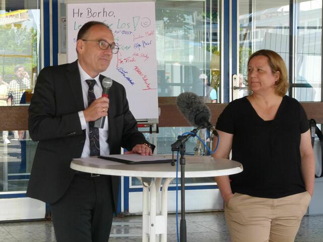 Knut Bühler, Erster Landesbeamter im Landratsamt Karlsruhe, und Birgit Schwegle, Geschäftsführerin der Umwelt- und Energieagentur des Landkreises Karlsruhe, waren auch zum Klimatag nach Kraichtal gekommen. | Foto: martin stock