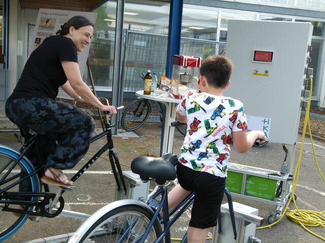 Strampeln für Popcorn - Wenn die Anzeige im Hintergrund grün leuchtet reicht's für eine Tüte Popcorn | Foto: martin stock