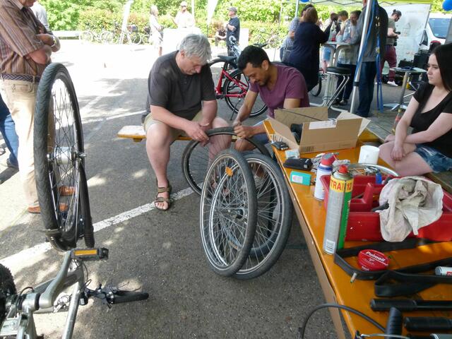 Fahrradwerkstatt mit Tobias Stefaniak (links) | Foto: martin stock